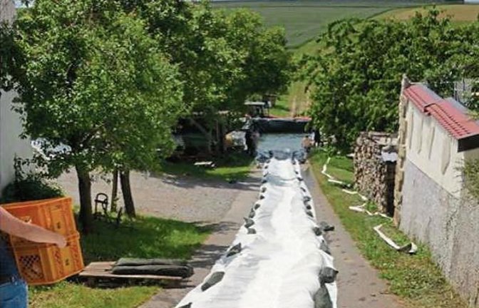 Auch eine Möglichkeit, mit der Hitze umzugehen: Im Nussdorfer Bierkellerweg haben sich am Samstag ein paar Jungs für eine Geburtstagsfeier eine Wasserrutsche gebaut. Das Foto hat uns unser Leser Eberhard Rapp zukommen lassen.