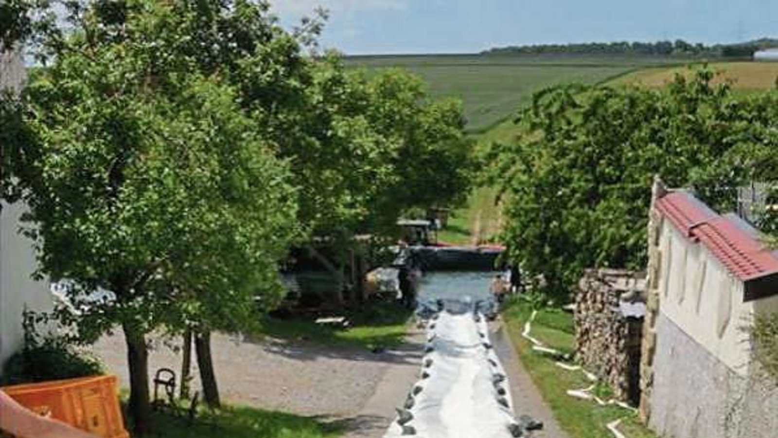 Auch eine Möglichkeit, mit der Hitze umzugehen: Im Nussdorfer Bierkellerweg haben sich am Samstag ein paar Jungs für eine Geburtstagsfeier eine Wasserrutsche gebaut. Das Foto hat uns unser Leser Eberhard Rapp zukommen lassen. Auch eine Möglichkeit, mit der Hitze umzugehen: Im Nussdorfer Bierkellerweg haben sich am Samstag ein paar Jungs für eine Geburtstagsfeier eine Wasserrutsche gebaut. Das Foto hat uns unser Leser Eberhard Rapp zukommen lassen.