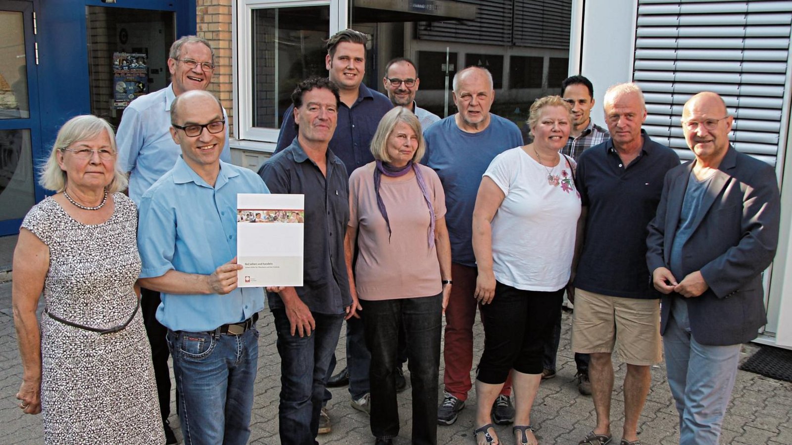 Vertreter von Verwaltung, Gemeinderat und Sozialverbänden sowie Eltern behinderter Kinder sprechen sich gemeinsam für das geplante Wohnheim aus.  Foto: Banholzer