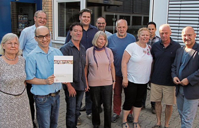 Vertreter von Verwaltung, Gemeinderat und Sozialverbänden sowie Eltern behinderter Kinder sprechen sich gemeinsam für das geplante Wohnheim aus.  Foto: Banholzer