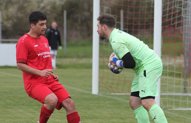 Horrheims Keeper Pablo Kraft (rechts) schnappt sich den Ball. Der Großglattbacher Can Staiger ist einen Schritt zu spät.