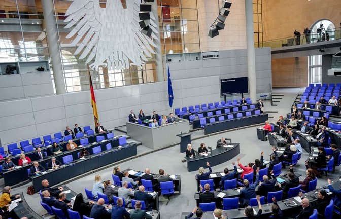 Bundestagsabgeordnete heben die Hand für eine Abstimmung bei der Sitzung des Bundestags.<span class='image-autor'>Kay Nietfeld/dpa</span>