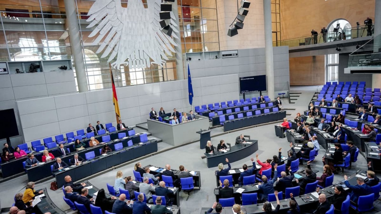 Bundestagsabgeordnete heben die Hand für eine Abstimmung bei der Sitzung des Bundestags.Kay Nietfeld/dpa Bundestagsabgeordnete heben die Hand für eine Abstimmung bei der Sitzung des Bundestags.Kay Nietfeld/dpa