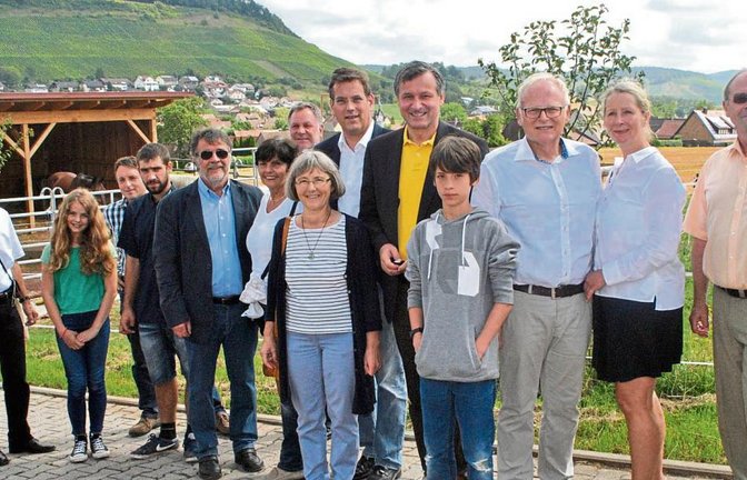Andreas Weigel (links) führt bei der „Gläsernen Produktion“ die prominenten Gäste über seinen Hof. Fotos: Stahlfeld