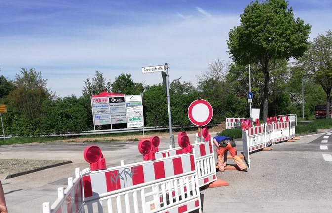 Der erste Abschnitt der Rohrverlegung für das Nahwärmenetz beim Vaihinger Bauhof ist abgeschlossen. Die Zufahrt von der Neuen Bahnhofstraße in die Grempstraße ist wieder offen. In dieser Woche wird in Richtung Mina-Lenges-Kindergarten gebaggert. Die Aschmannstraße wird dann Sackgasse.  <span class='image-autor'>Foto: Arning</span>