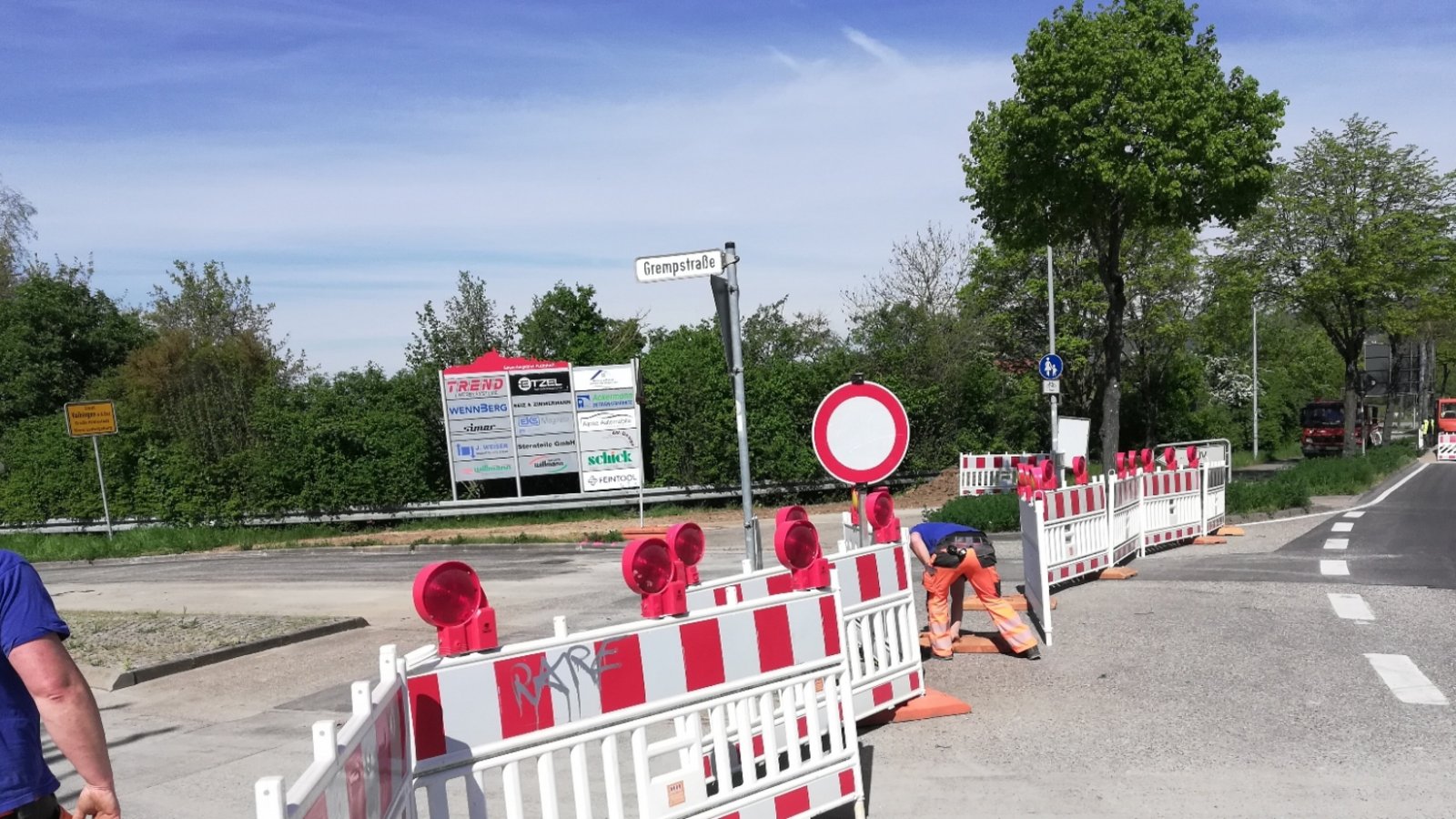 Der erste Abschnitt der Rohrverlegung für das Nahwärmenetz beim Vaihinger Bauhof ist abgeschlossen. Die Zufahrt von der Neuen Bahnhofstraße in die Grempstraße ist wieder offen. In dieser Woche wird in Richtung Mina-Lenges-Kindergarten gebaggert. Die Aschmannstraße wird dann Sackgasse.  Foto: Arning