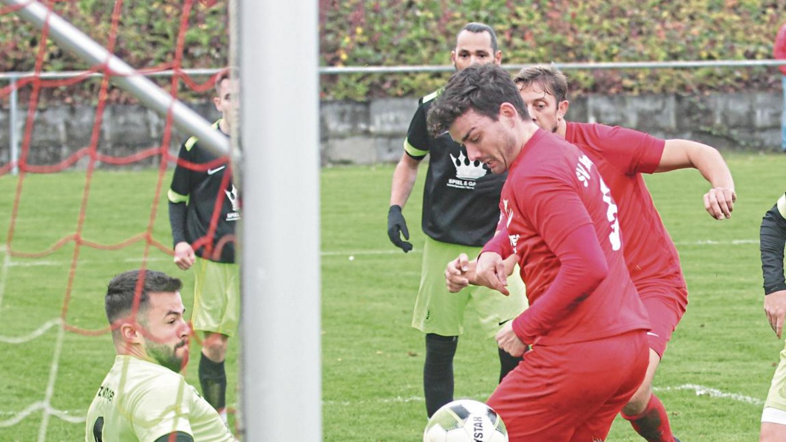 Nach einer Horrheimer Ecke fliegt der Ball an Freund und Feind – unter anderem (von links) TSV-Torwart Semjon Rählk und SVH-Innenverteidiger Pascal Kohler – vorbei. Foto: Nachreiner Nach einer Horrheimer Ecke fliegt der Ball an Freund und Feind – unter anderem (von links) TSV-Torwart Semjon Rählk und SVH-Innenverteidiger Pascal Kohler – vorbei. Foto: Nachreiner