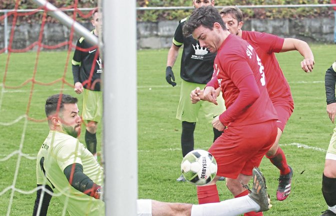 Nach einer Horrheimer Ecke fliegt der Ball an Freund und Feind – unter anderem (von links) TSV-Torwart Semjon Rählk und SVH-Innenverteidiger Pascal Kohler – vorbei. Foto: Nachreiner