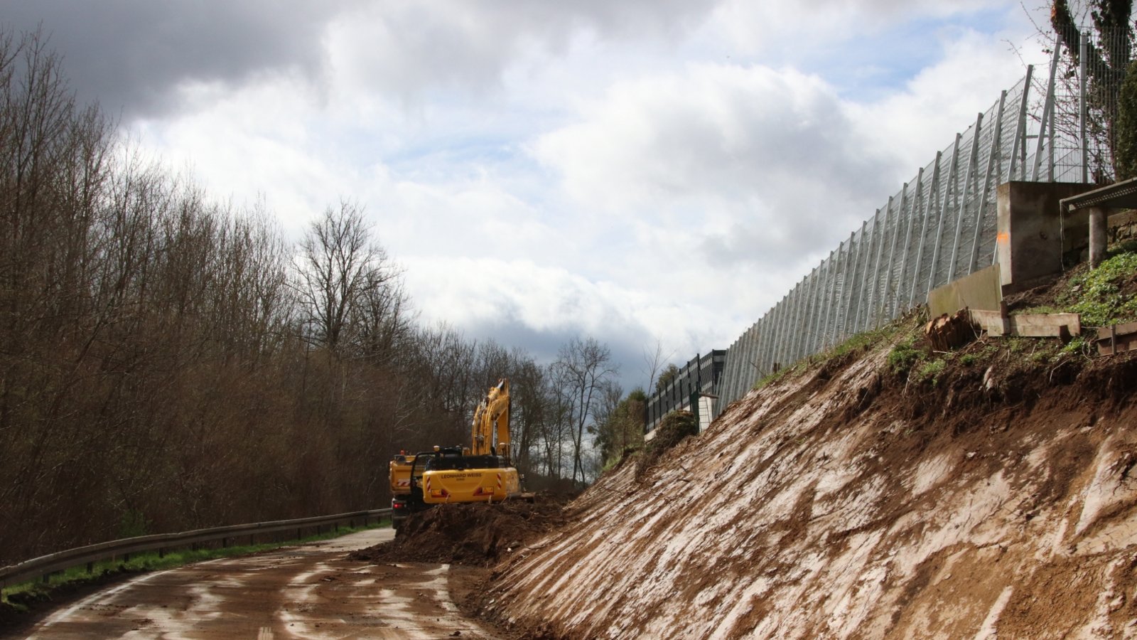 Zwischen Enzweihingen und Riet wird heftig gebaut: Die Sanierung der Kreisstraße hat begonnen. Foto: Arning Zwischen Enzweihingen und Riet wird heftig gebaut: Die Sanierung der Kreisstraße hat begonnen. Foto: Arning