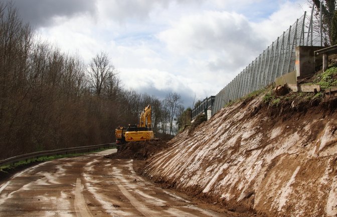Zwischen Enzweihingen und Riet wird heftig gebaut: Die Sanierung der Kreisstraße hat begonnen.  <span class='image-autor'>Foto: Arning</span>