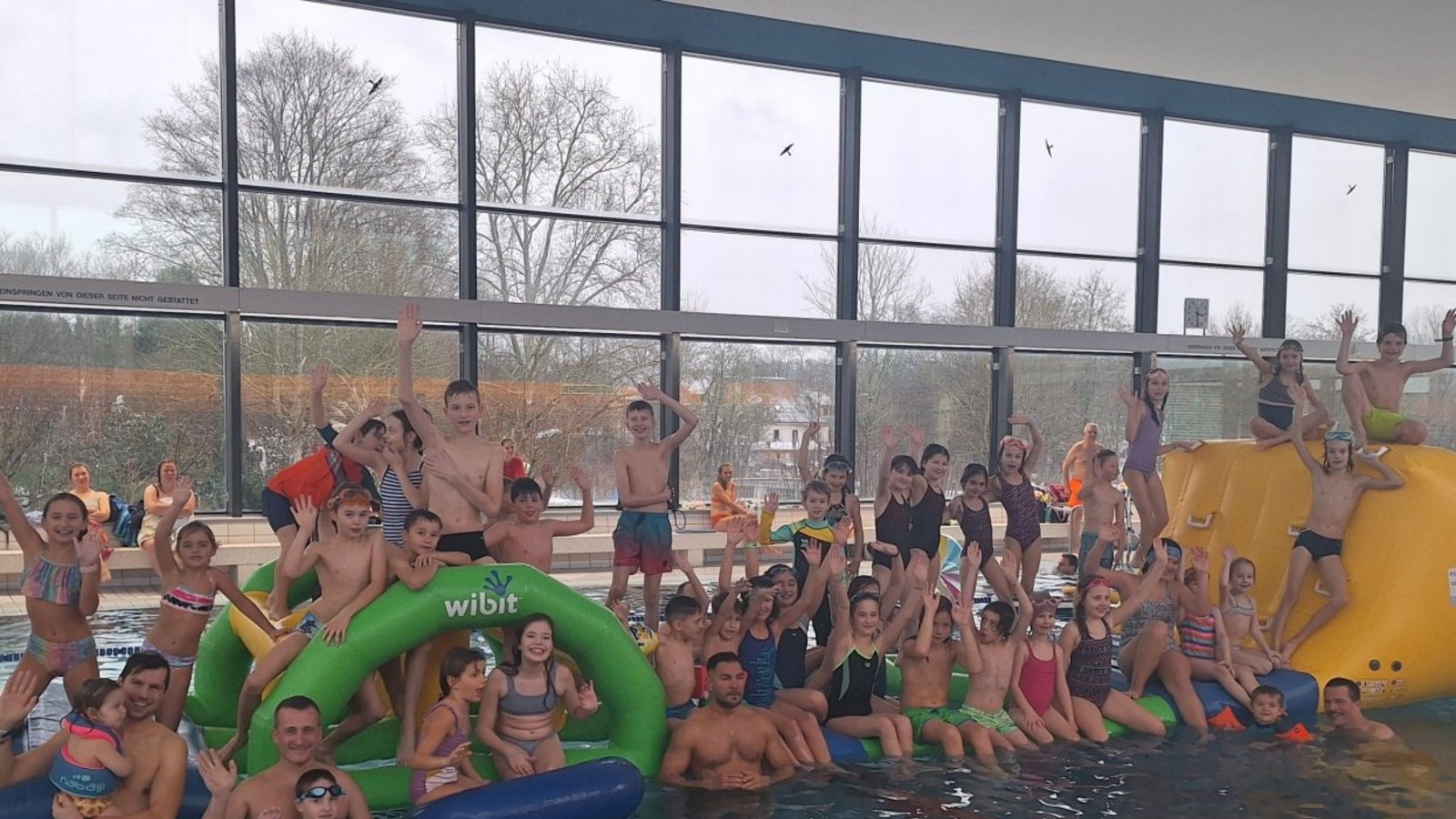 Der aufblasbare Wasserparcours ist das Herzstück des Spielenachmittags im Enztalbad. Die Veranstaltung des Fördervereins ist auch am Samstag wieder gut besucht.  Foto: Banholzer