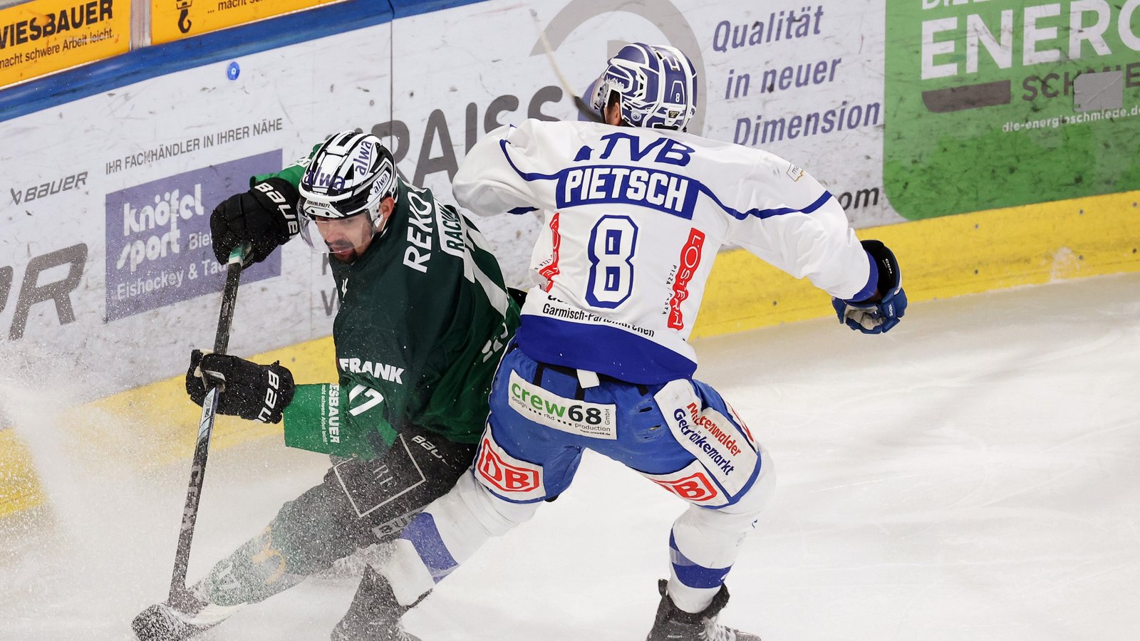 Der Bietigheimer Marek Racuk (links) entwischt Jan Pietsch vom SC Riessersee. Foto: Baumann Der Bietigheimer Marek Racuk (links) entwischt Jan Pietsch vom SC Riessersee. Foto: Baumann