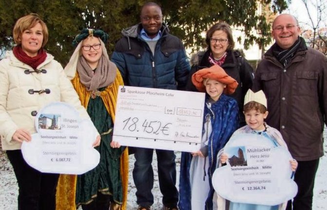 Sternsinger übergeben den Scheck: von links Ute Linn und Barbara (Illingen), Pfarrvikar Julius Ssebulo, Andrea Weiskopf, Luca und David (Mühlacker) sowie Dekan Claus Schmidt.  Foto: p