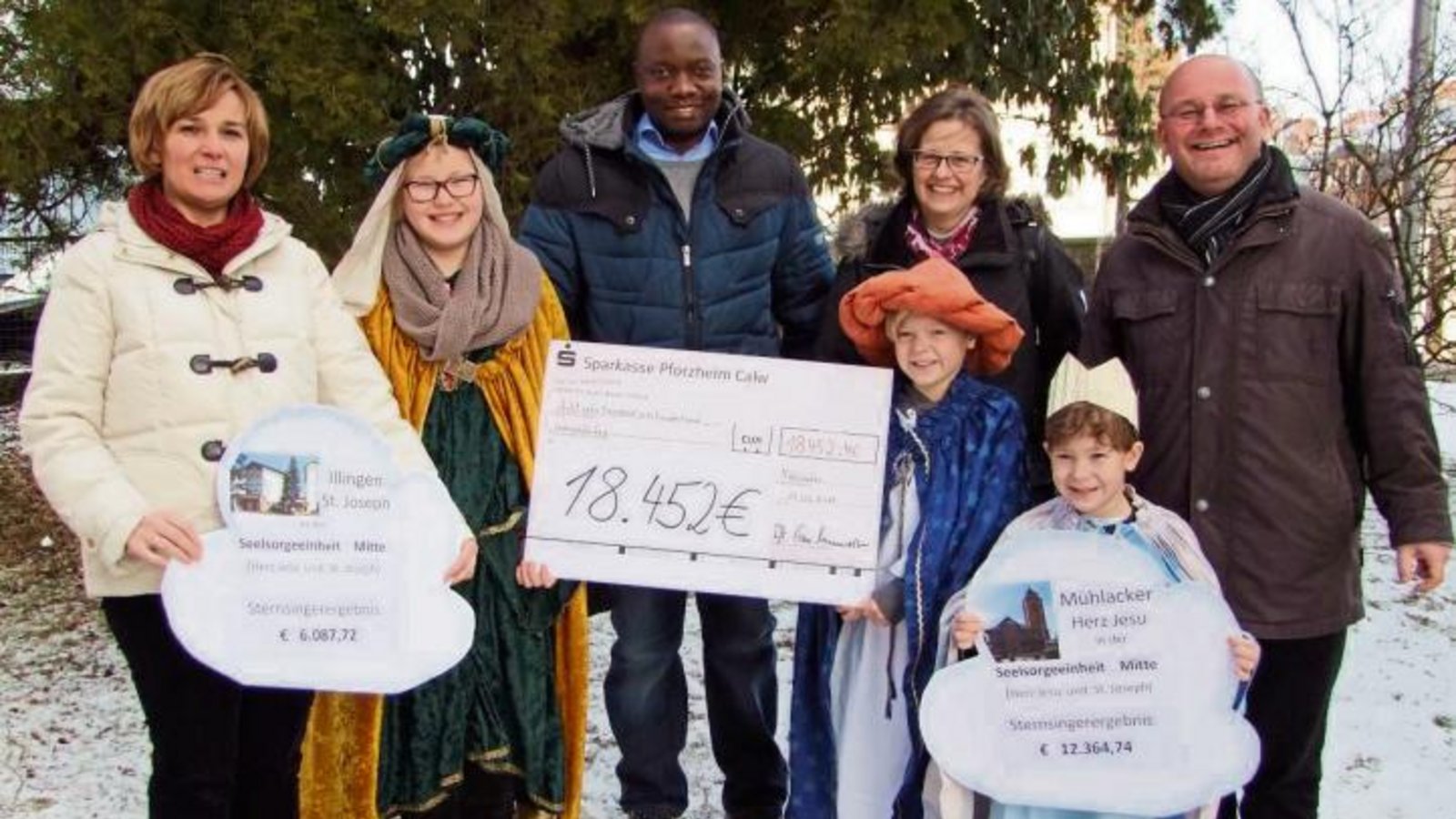Sternsinger übergeben den Scheck: von links Ute Linn und Barbara (Illingen), Pfarrvikar Julius Ssebulo, Andrea Weiskopf, Luca und David (Mühlacker) sowie Dekan Claus Schmidt. Foto: p Sternsinger übergeben den Scheck: von links Ute Linn und Barbara (Illingen), Pfarrvikar Julius Ssebulo, Andrea Weiskopf, Luca und David (Mühlacker) sowie Dekan Claus Schmidt. Foto: p