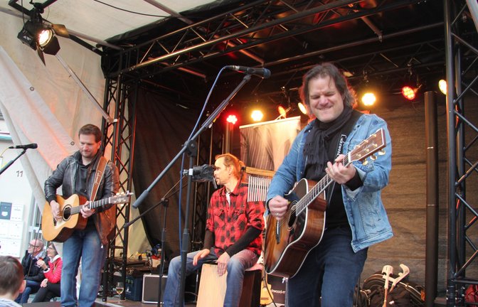 Bestens besucht war das Vaihinger Weindorf bei nahezu optimalem Wetter am Samstagabend. Fürs Publikum legte sich die Band Touchwood ins Zeug und spielte Coversongs bis in die Nacht.  <span class='image-autor'>Foto: Banholzer</span>