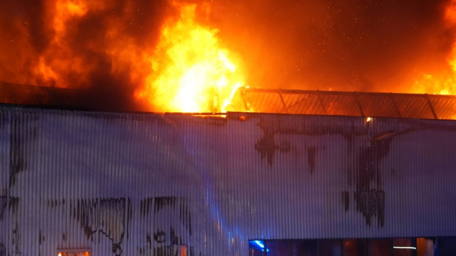 In Lomerseim brennt am Ostermontag eine Lagerhalle. Foto: 7aktuell.de/Luis Caballero