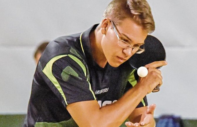 Pascal Wisirenko feierte ebenso wie Tim Greif ein Debüt nach Maß für den TSV Hochdorf in der Bezirksliga Gruppe 2 . Beide Nachwuchsspieler gewannen ihre Einzel und holten zusammen auch den Punkt im Doppel. Foto: Leitner