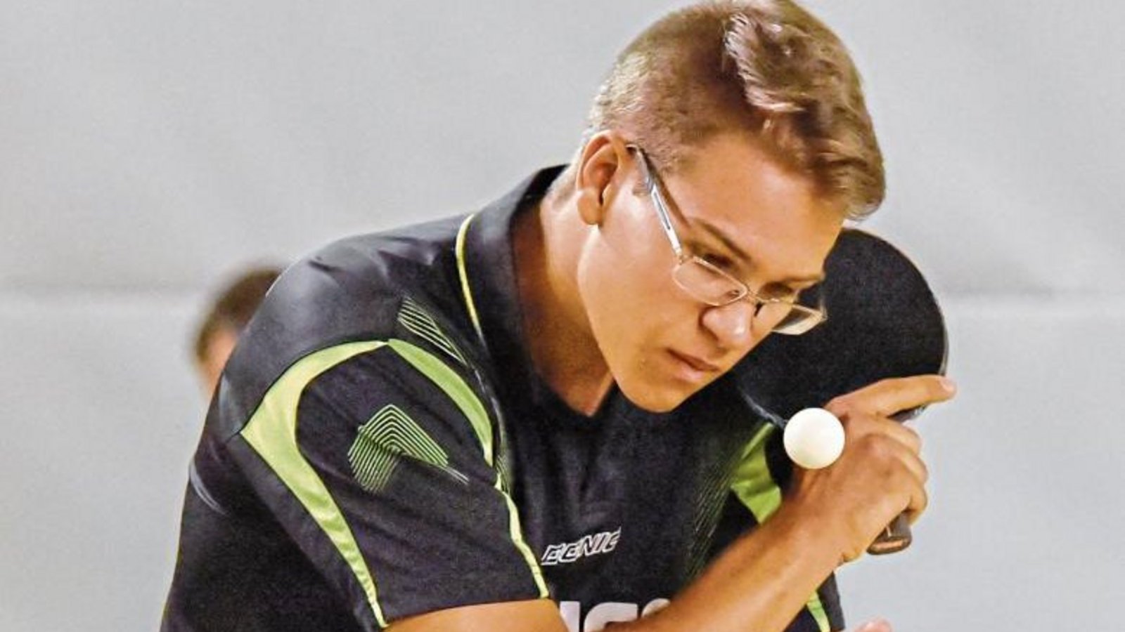 Pascal Wisirenko feierte ebenso wie Tim Greif ein Debüt nach Maß für den TSV Hochdorf in der Bezirksliga Gruppe 2 . Beide Nachwuchsspieler gewannen ihre Einzel und holten zusammen auch den Punkt im Doppel. Foto: Leitner Pascal Wisirenko feierte ebenso wie Tim Greif ein Debüt nach Maß für den TSV Hochdorf in der Bezirksliga Gruppe 2 . Beide Nachwuchsspieler gewannen ihre Einzel und holten zusammen auch den Punkt im Doppel. Foto: Leitner