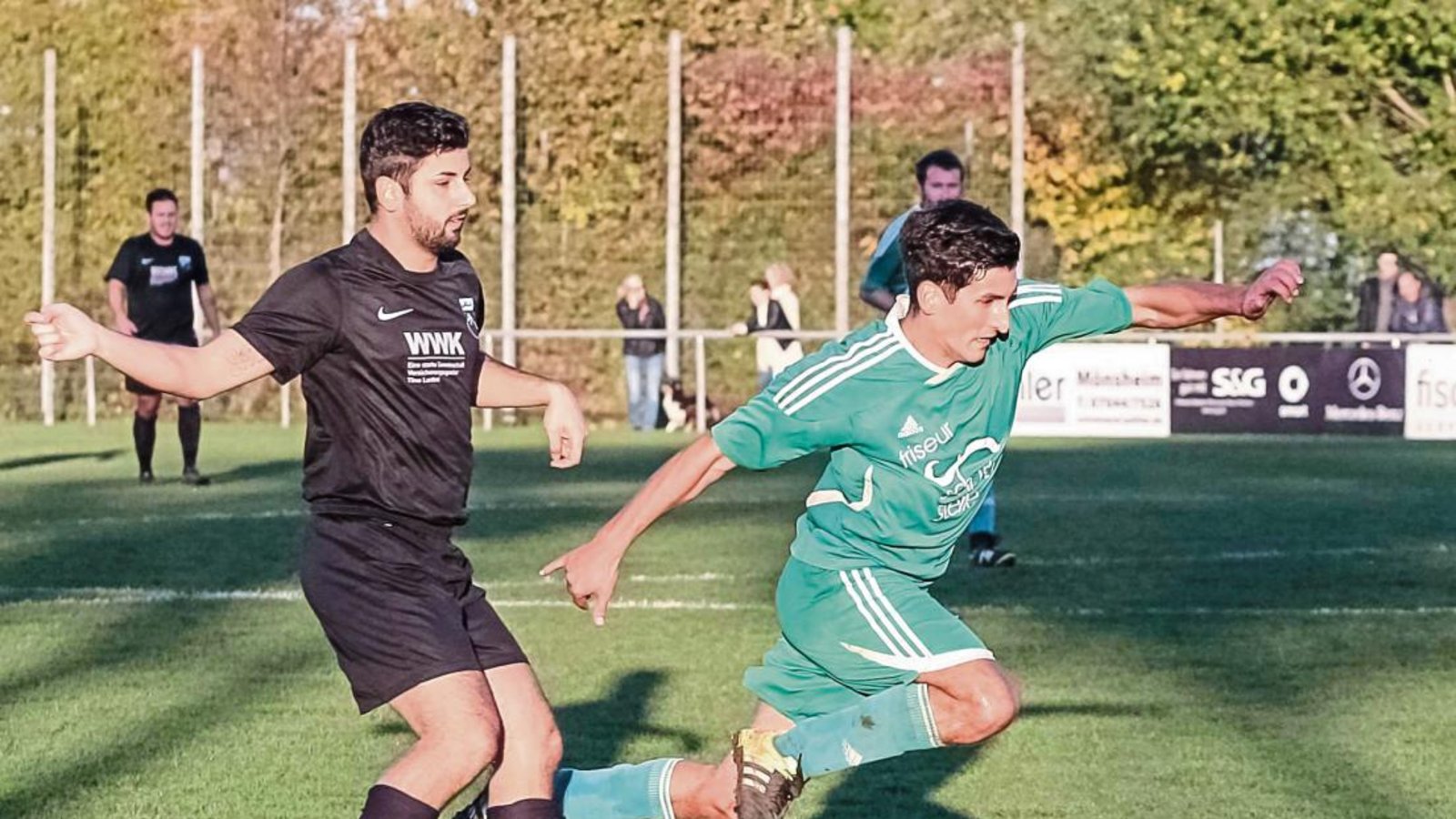 Matthias Knapp (rechts) wird im Enzkreis-Duell des SV Iptingen gegen den SV Illingen wegen eines Muskelfaserrisses ausfallen. Foto: Simecek Matthias Knapp (rechts) wird im Enzkreis-Duell des SV Iptingen gegen den SV Illingen wegen eines Muskelfaserrisses ausfallen. Foto: Simecek
