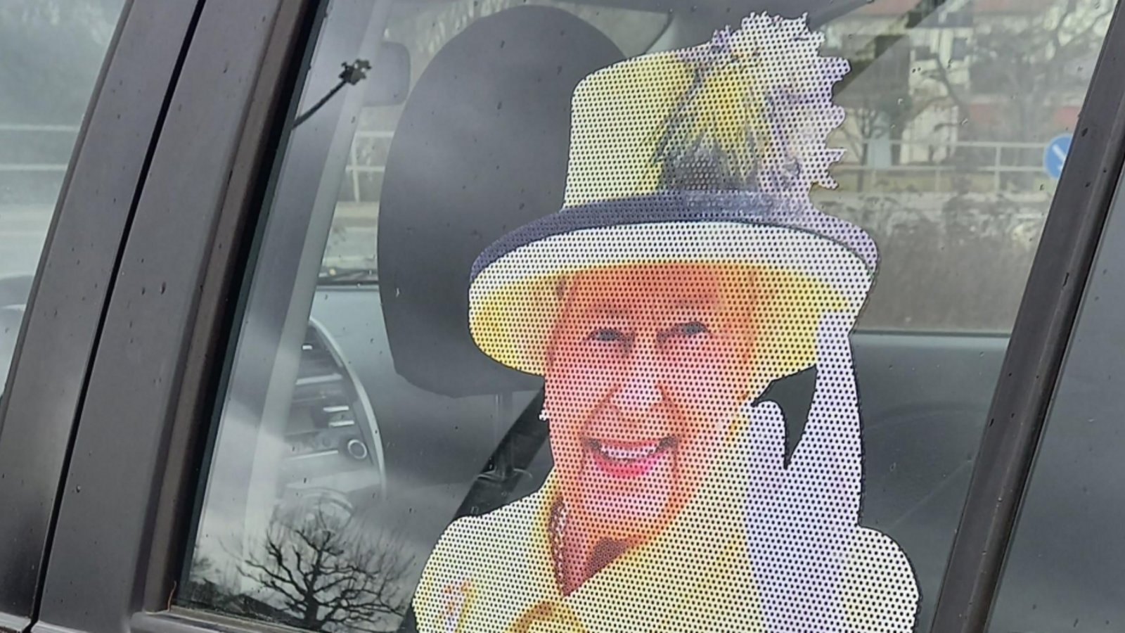 Horrheims Ortsvorsteherin Anita Götz staunte nicht schlecht: Vorm heimischen Supermarkt lächelte sie die Queen aus dem Fond des nebenstehenden Autos an und winkte huldvoll. War leider nur ein Fensteraufkleber, aber allemal einen Schmunzler wert. Horrheims Ortsvorsteherin Anita Götz staunte nicht schlecht: Vorm heimischen Supermarkt lächelte sie die Queen aus dem Fond des nebenstehenden Autos an und winkte huldvoll. War leider nur ein Fensteraufkleber, aber allemal einen Schmunzler wert.