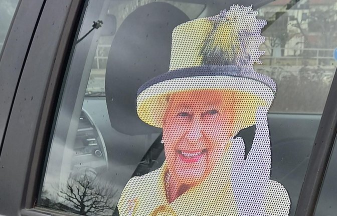 Horrheims Ortsvorsteherin Anita Götz staunte nicht schlecht: Vorm heimischen Supermarkt lächelte sie die Queen aus dem Fond des nebenstehenden Autos an und winkte huldvoll. War leider nur ein Fensteraufkleber, aber allemal einen Schmunzler wert.