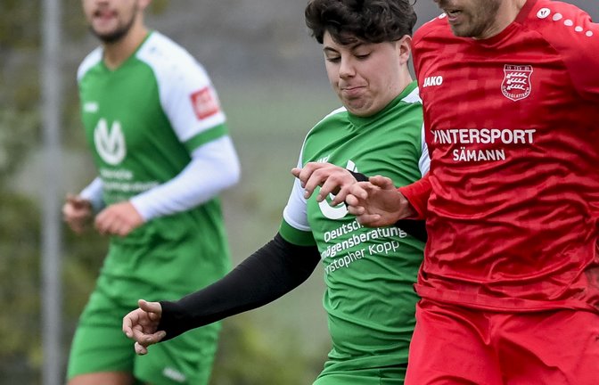 Jonathan Gayer (rechts) behält mit dem TSV Großglattbach seine blütenweiße Weste und schlägt den TV Markgröningen II mit 3:0.  <span class='image-autor'>Foto: Leitner</span>