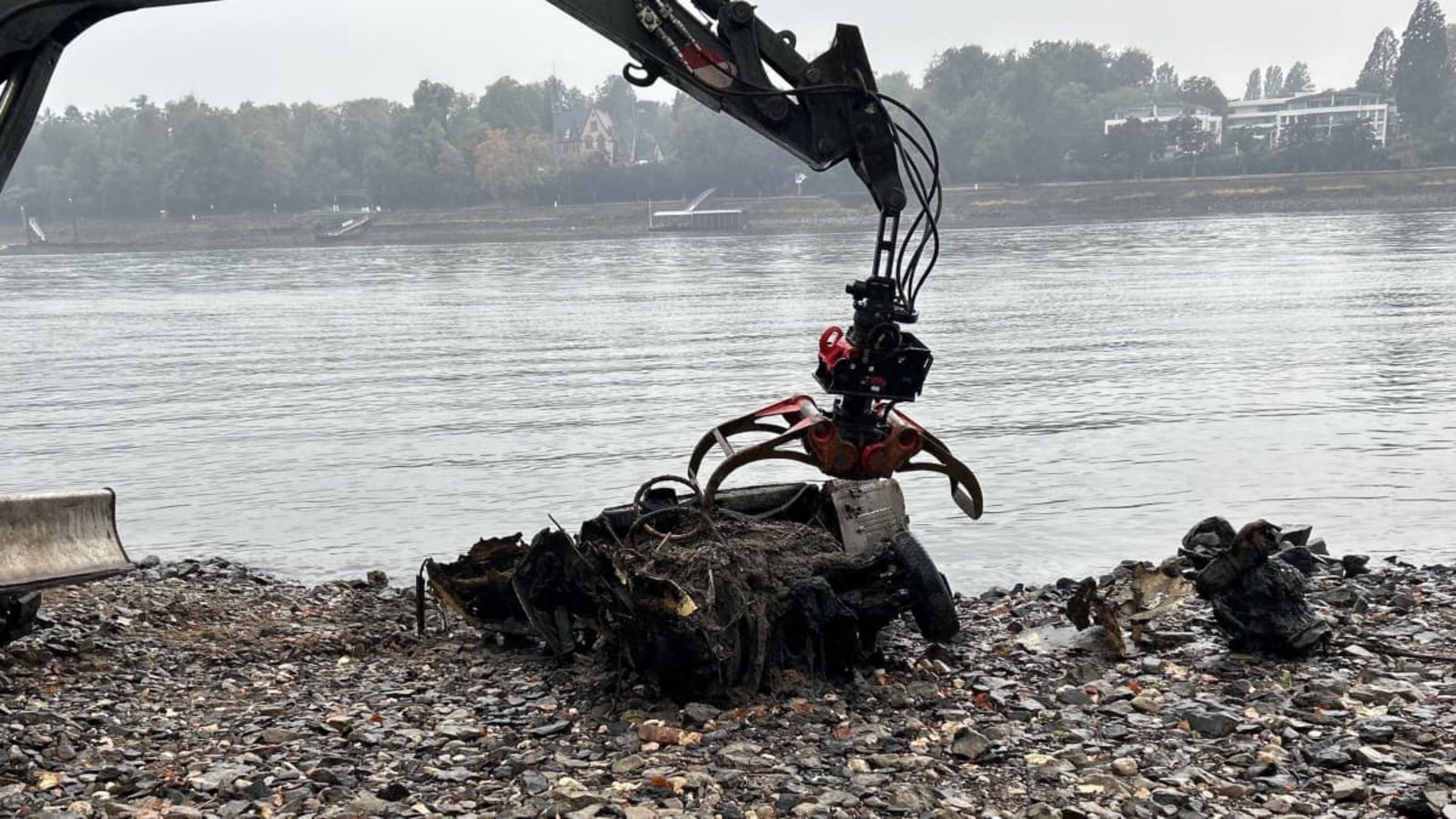 Überreste eines Kleinwagens: Das Niedrigwasser im Rhein hat ein Autowrack freigelegt.-/Polizei Duisburg/dpa Überreste eines Kleinwagens: Das Niedrigwasser im Rhein hat ein Autowrack freigelegt.-/Polizei Duisburg/dpa