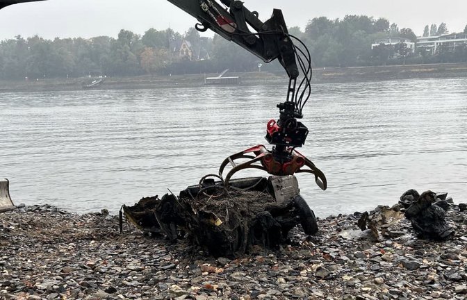 Überreste eines Kleinwagens: Das Niedrigwasser im Rhein hat ein Autowrack freigelegt.<span class='image-autor'>-/Polizei Duisburg/dpa</span>