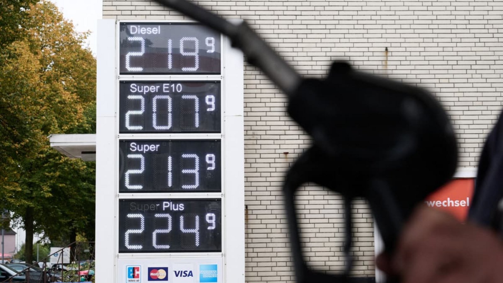 Steuer-Milliarden für den Tankrabatt: Wäre eine Übergewinnsteuer nicht besser?Sina Schuldt/dpa Steuer-Milliarden für den Tankrabatt: Wäre eine Übergewinnsteuer nicht besser?Sina Schuldt/dpa