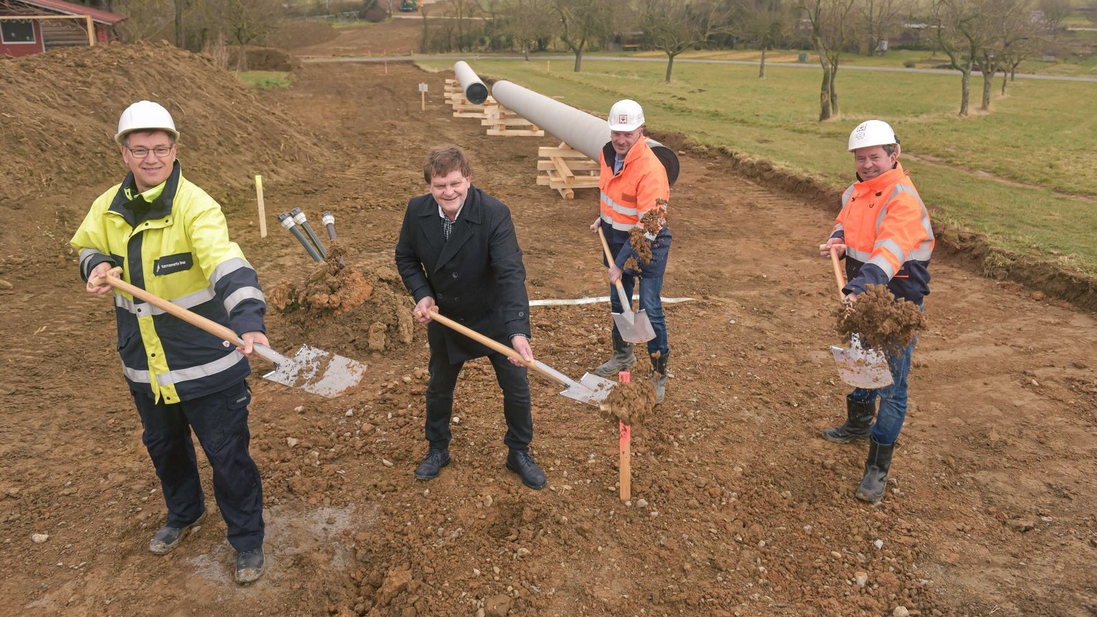 Beim Spatenstich (von links): Christoph Kröhnert. Karlheinz Oehler, Bürgermeister der Gemeinde Wiernsheim, Andreas Dötsch und Thomas Beyer. Foto: p