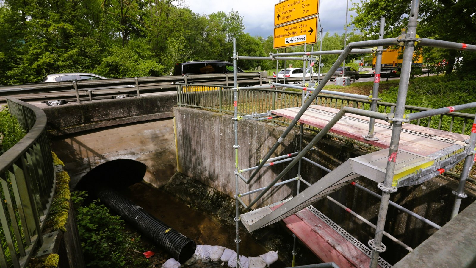 Das Wasser im Glattbach wird mit Sandsäcken und Rohr an der Baustelle vorbei geleitet. Foto: Küppers