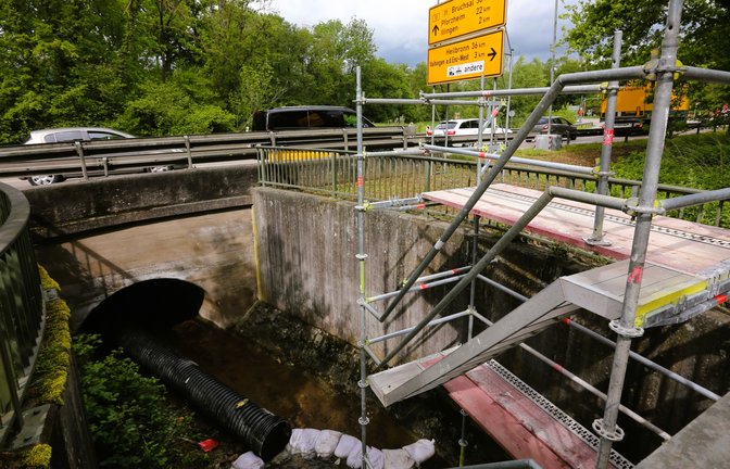 Das Wasser im Glattbach wird mit Sandsäcken und Rohr an der Baustelle vorbei geleitet. <span class='image-autor'>Foto: Küppers</span>