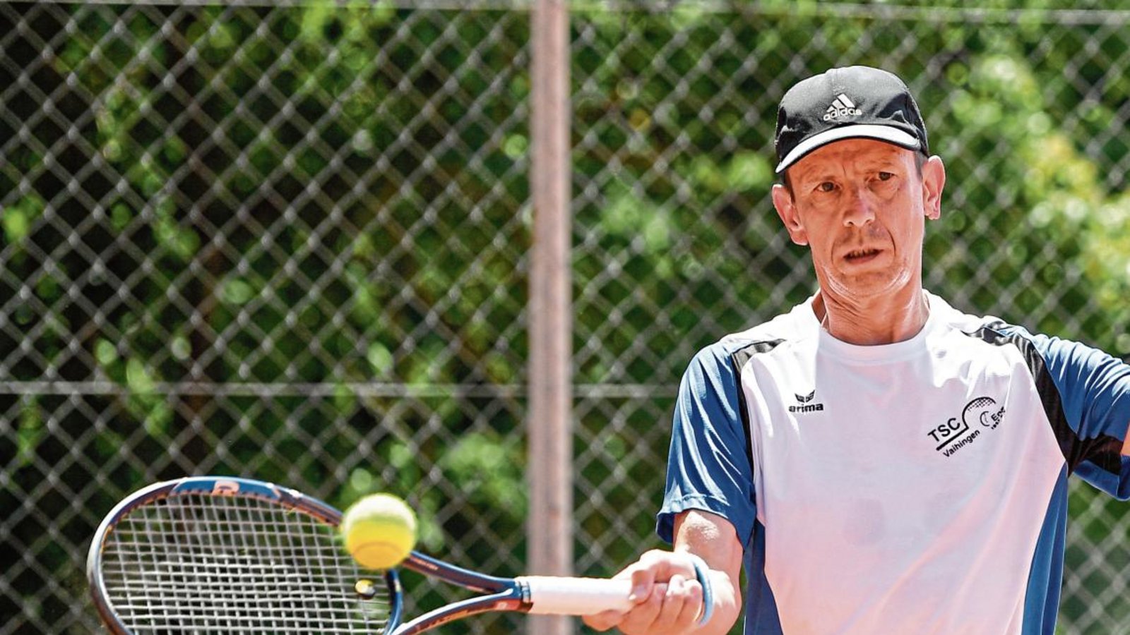 Ulrich Maurer gibt in der Kreisstaffel 2 sein Einzel erst im Match-Tiebreak ab. Der TSC Vaihingen steht weiter punktlos am Tabellenende.  Foto: Leitner