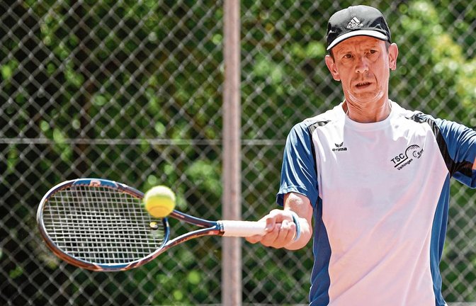Ulrich Maurer gibt in der Kreisstaffel 2 sein Einzel erst im Match-Tiebreak ab. Der TSC Vaihingen steht weiter punktlos am Tabellenende.  Foto: Leitner