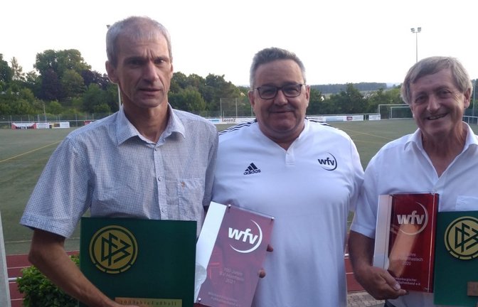 Ingo Ernst (Mitte) überreicht als Vorsitzender des Fußballbezirks Enz/Murr die Plaketten des DFB und des WFV zum 100-jährigen Vereinsbestehen an Bernd Schneider (links), Spielleiter beim SV Horrheim, und an Manfred Wirth, den Vorsitzenden des SC Hohenhaslach. <span class='image-autor'>Foto: Küppers</span>