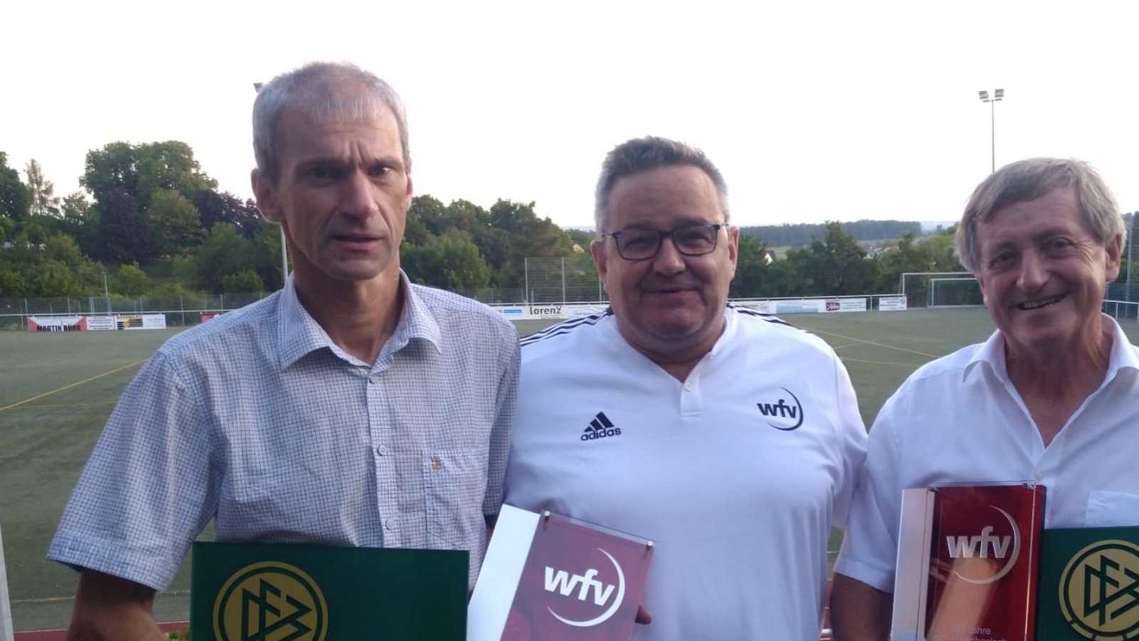 Ingo Ernst (Mitte) überreicht als Vorsitzender des Fußballbezirks Enz/Murr die Plaketten des DFB und des WFV zum 100-jährigen Vereinsbestehen an Bernd Schneider (links), Spielleiter beim SV Horrheim, und an Manfred Wirth, den Vorsitzenden des SC Hohenhaslach. Foto: Küppers Ingo Ernst (Mitte) überreicht als Vorsitzender des Fußballbezirks Enz/Murr die Plaketten des DFB und des WFV zum 100-jährigen Vereinsbestehen an Bernd Schneider (links), Spielleiter beim SV Horrheim, und an Manfred Wirth, den Vorsitzenden des SC Hohenhaslach. Foto: Küppers