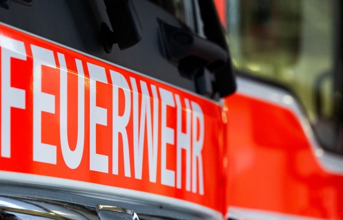 Die Feuerwehr eilte zum brennenden Auto (Symbolbild).<span class='image-autor'>Soeren Stache/dpa</span>
