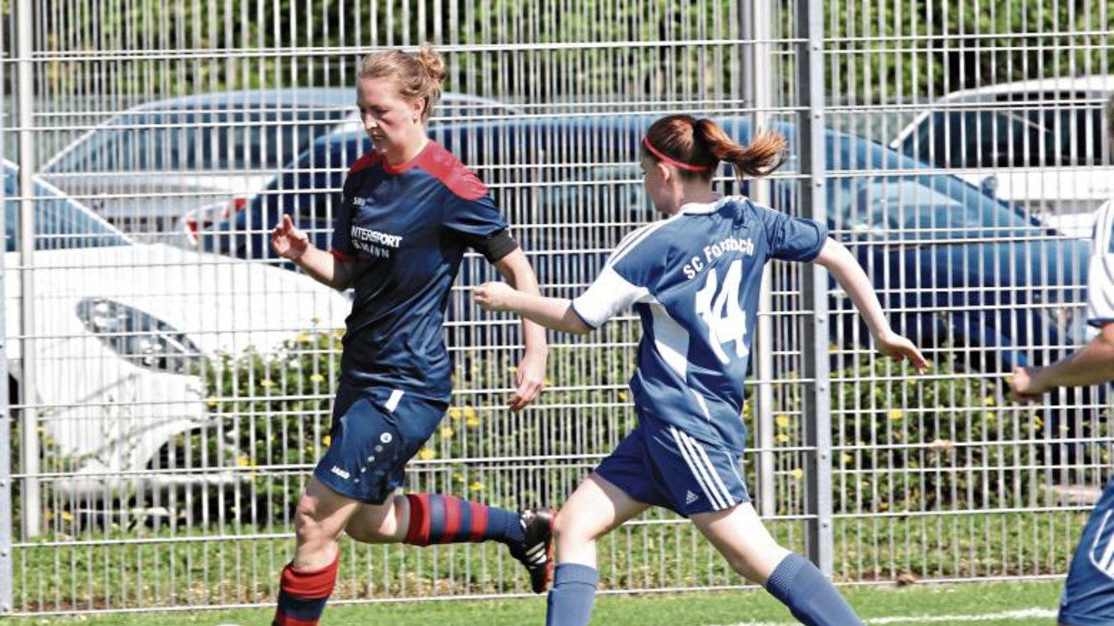 Christine Dertinger (links) soll ihre Stärken auch gegen Heimsheim einbringen: Sie interpretiert ihre Rolle als Sechser in der Regel als robuster Abstauber vor der Abwehrkette. Foto: Nachreiner Christine Dertinger (links) soll ihre Stärken auch gegen Heimsheim einbringen: Sie interpretiert ihre Rolle als Sechser in der Regel als robuster Abstauber vor der Abwehrkette. Foto: Nachreiner