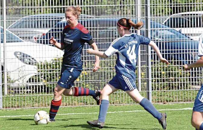 Christine Dertinger (links) soll ihre Stärken auch gegen Heimsheim einbringen: Sie interpretiert ihre Rolle als Sechser in der Regel als robuster Abstauber vor der Abwehrkette. Foto: Nachreiner
