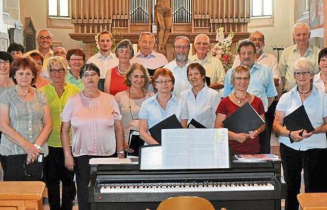 Der Projektchor mit Chorleiterin Yvonne Triftopoulos (links) gestaltete den Gottesdienst mit.  Foto: p