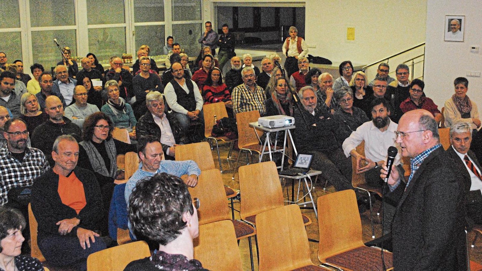 Caritas-Vorstandsvorsitzender Frank-Johannes Lemke (vorne rechts) diskutiert mit Bürgern und Anwohnern über das Vorhaben.  Fotos: Stahlfeld