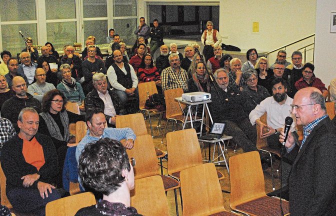 Caritas-Vorstandsvorsitzender Frank-Johannes Lemke (vorne rechts) diskutiert mit Bürgern und Anwohnern über das Vorhaben.  Fotos: Stahlfeld