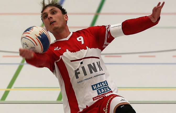 Jaro Jungclaussen muss mit den TVV-Faustballern beim Erstliga-Rivalen TV Unterhaugstett antreten, dessen Halle den Vaihingern überhaupt nicht liegt. <span class='image-autor'>Foto: Küppers</span>