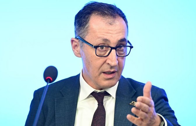 Ministerpräsident Cem Özdemir distanziert sich scharf von Verhandlungen über eine rot-rot-grüne Koalition in Berlin.<span class='image-autor'>Bernd Weißbrod/dpa</span>