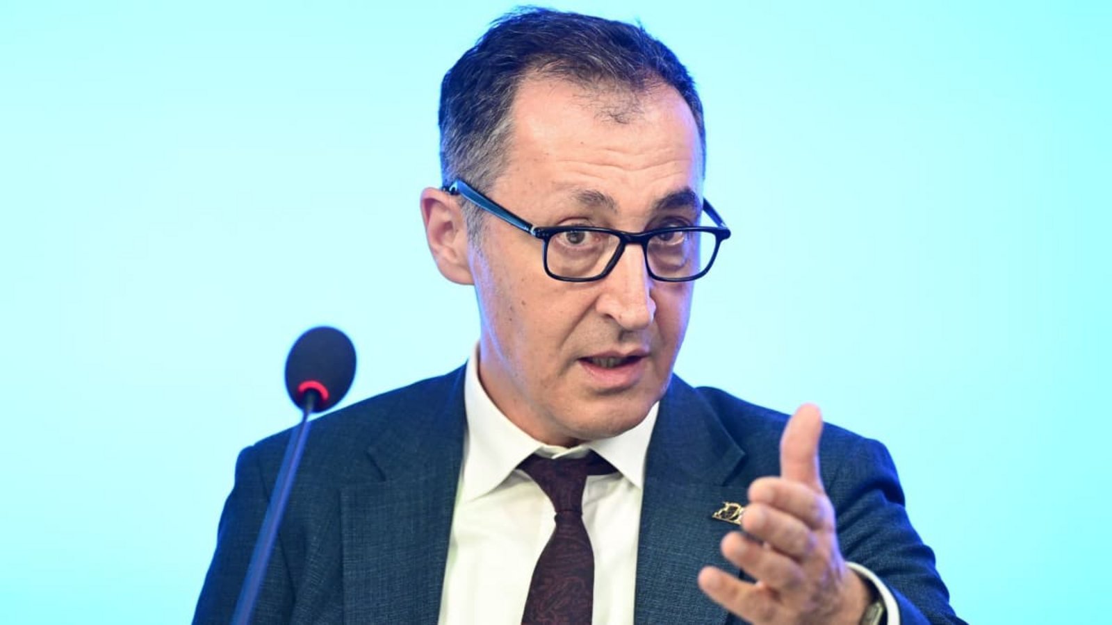 Ministerpräsident Cem Özdemir distanziert sich scharf von Verhandlungen über eine rot-rot-grüne Koalition in Berlin.Bernd Weißbrod/dpa