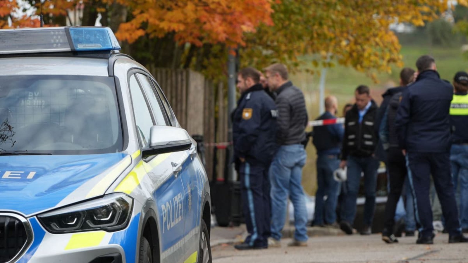 Die Polizei war mit zahlreichen Einsatzkräften im Landkreis Dingolfing-Landau vor einem Wohngebäude, nachdem dort ein 43 Jahre alter Mann beim Öffnen seiner Haustür von einem Unbekannten erschossen wurde.Felix Kirberg/dpa Die Polizei war mit zahlreichen Einsatzkräften im Landkreis Dingolfing-Landau vor einem Wohngebäude, nachdem dort ein 43 Jahre alter Mann beim Öffnen seiner Haustür von einem Unbekannten erschossen wurde.Felix Kirberg/dpa