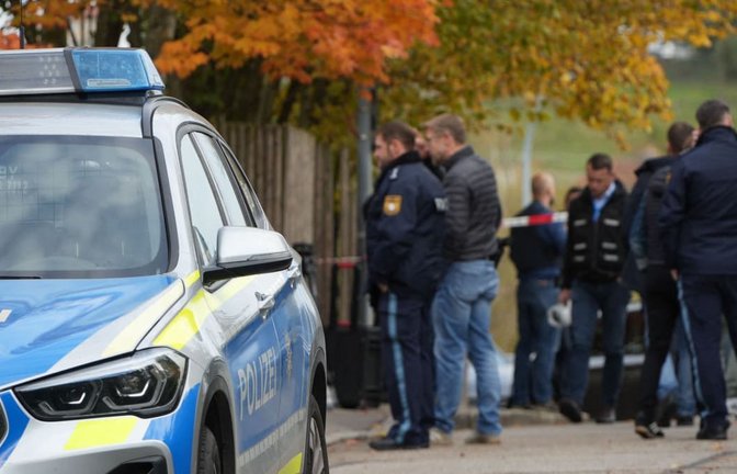 Die Polizei war mit zahlreichen Einsatzkräften im Landkreis Dingolfing-Landau vor einem Wohngebäude, nachdem dort ein 43 Jahre alter Mann beim Öffnen seiner Haustür von einem Unbekannten erschossen wurde.<span class='image-autor'>Felix Kirberg/dpa</span>