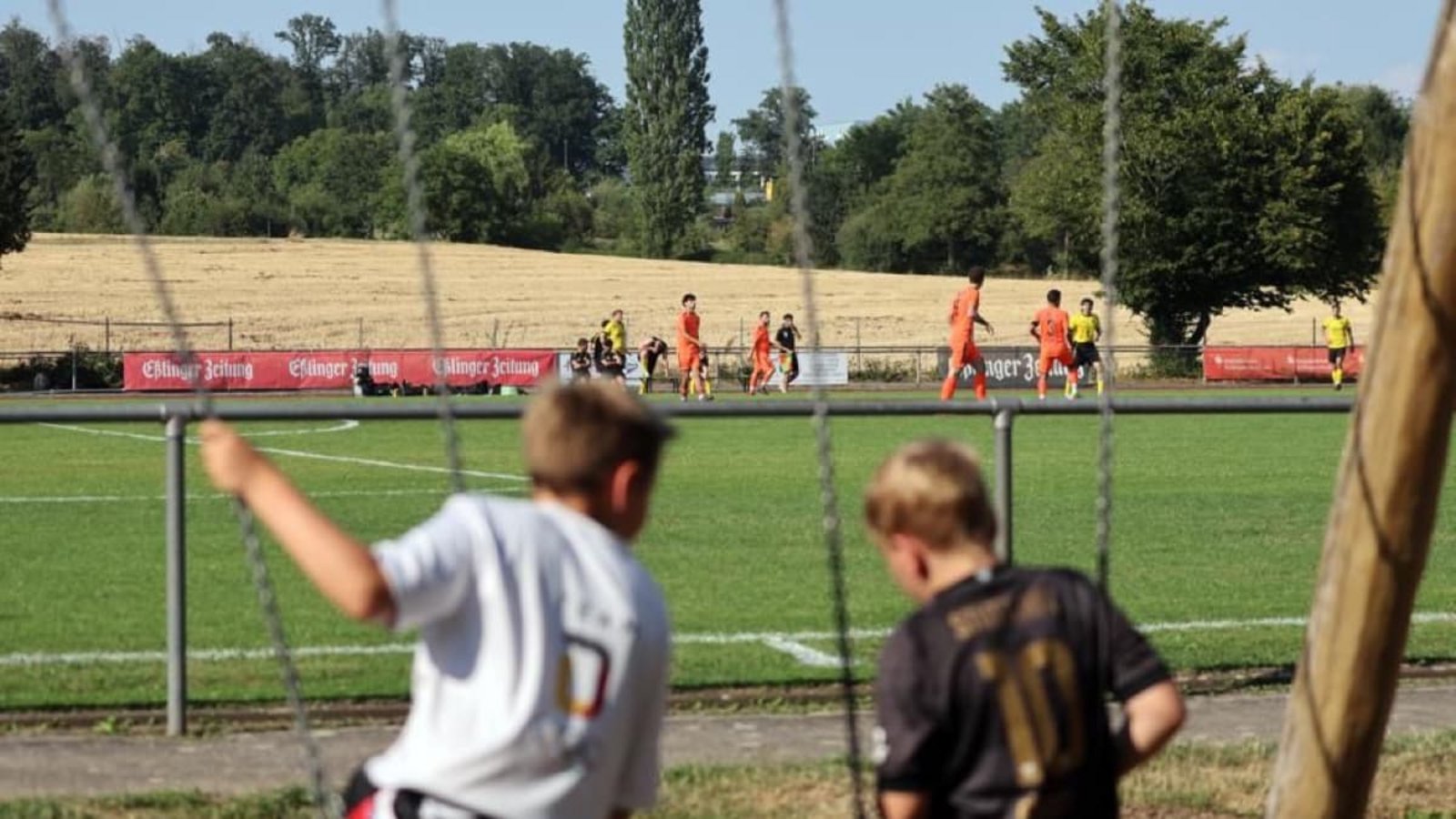Spiel und Spaß auf und neben dem Spielfeld.Robin Rudel