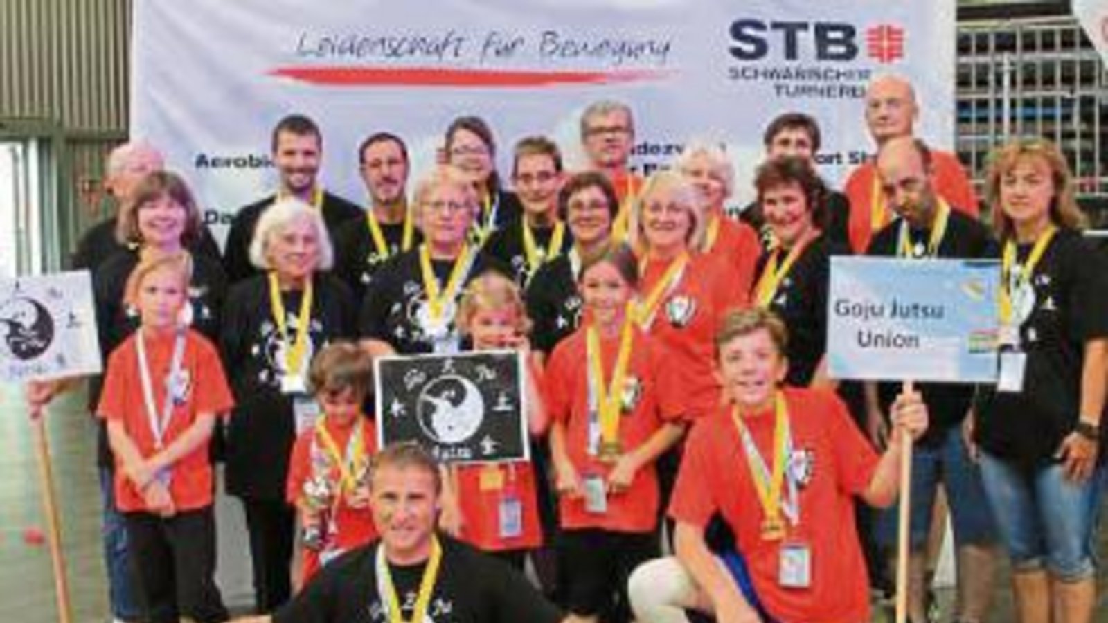Die Mitglieder der Goju Jutsu Union Vaihingen mit Übungsleiter Achim Haubennestel (vorne) beim Landesturnfest in Ulm Foto: privat