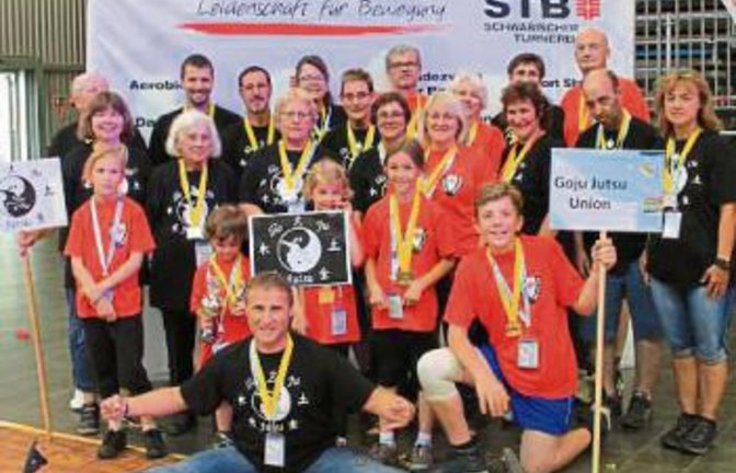 Die Mitglieder der Goju Jutsu Union Vaihingen mit Übungsleiter Achim Haubennestel (vorne) beim Landesturnfest in Ulm Foto: privat